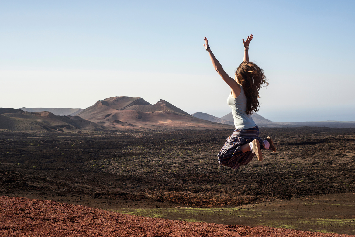 Woman tourist. Salto, Gioventù, Benessere. Jump, Youth, Welfare.